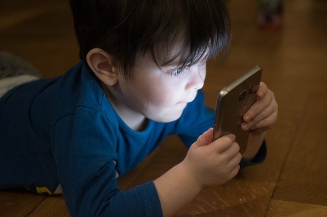 phone-addiction-in-kids